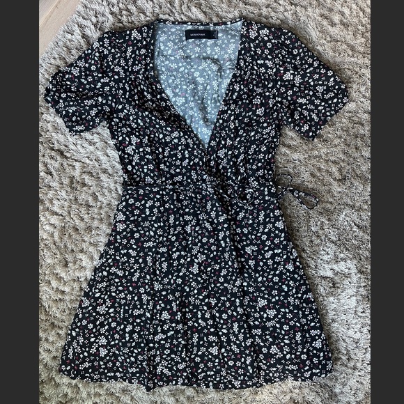 MINKPINK Dresses & Skirts - Like New Minkpink Wrap dress small